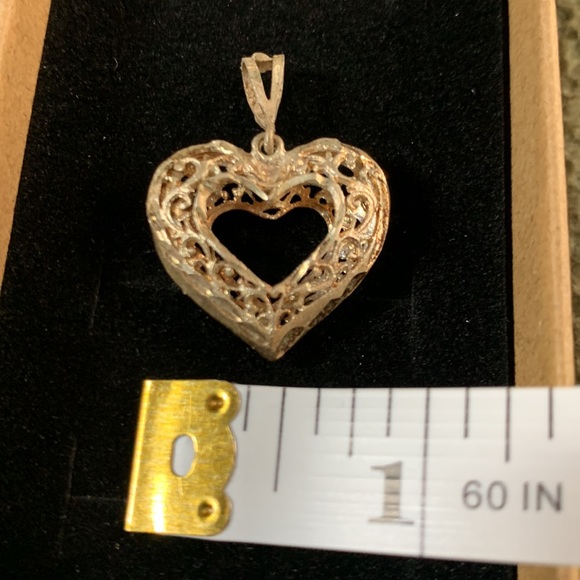 Gorgeous filigree heart pendant.  Antique gold. No markings - Picture 3 of 4